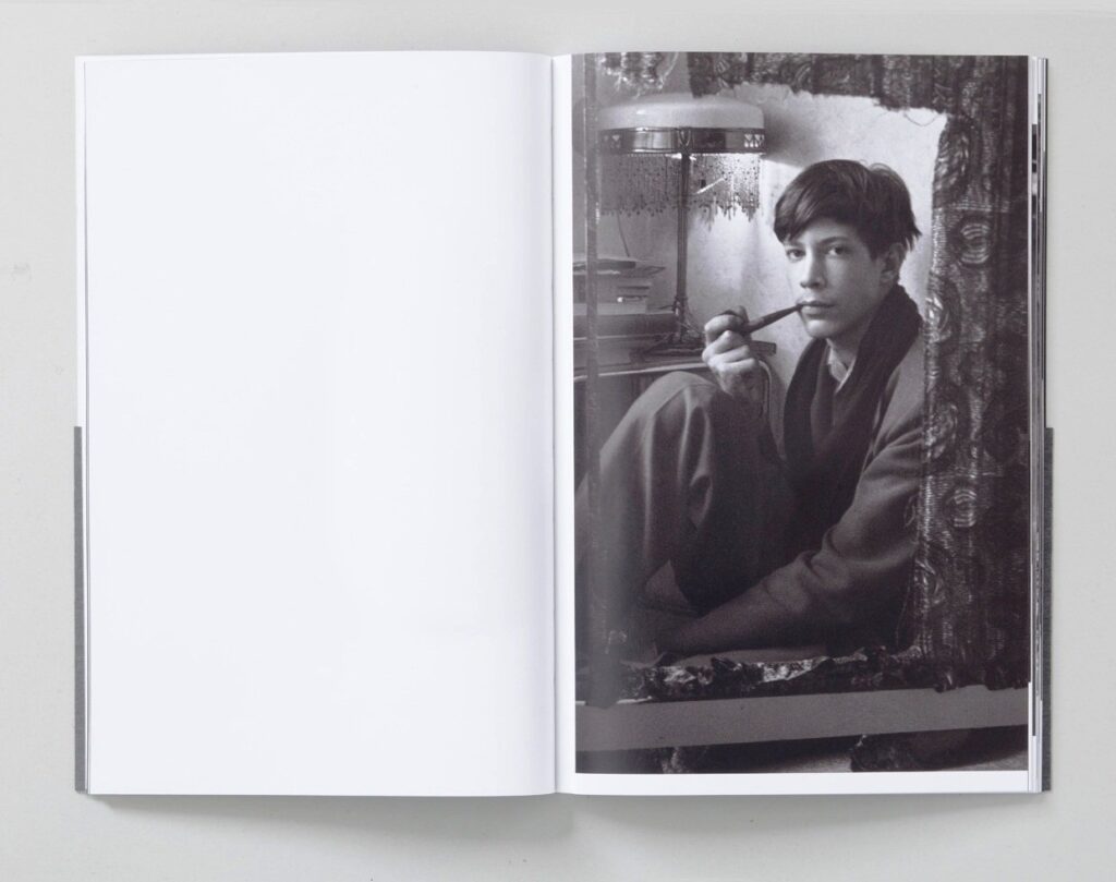 pagina uit het boek "wij zijn 17" van een klasgenoot met een pijp